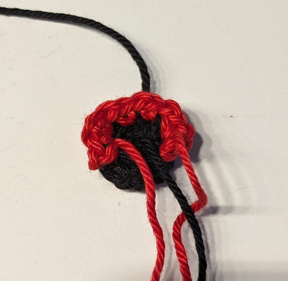 Blog-Inhaltsbild für 'Kostenlose Anleitung Glückswürmchen Sorgenwürmchen Clown mit Haaren und Hut'